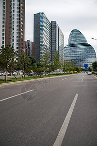 城市里的高楼大厦和街道图片