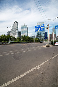 北京的城市街道和高楼商场图片