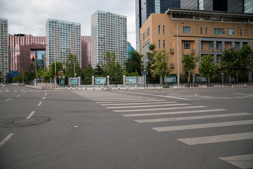 北京城市道路和商务办公楼图片