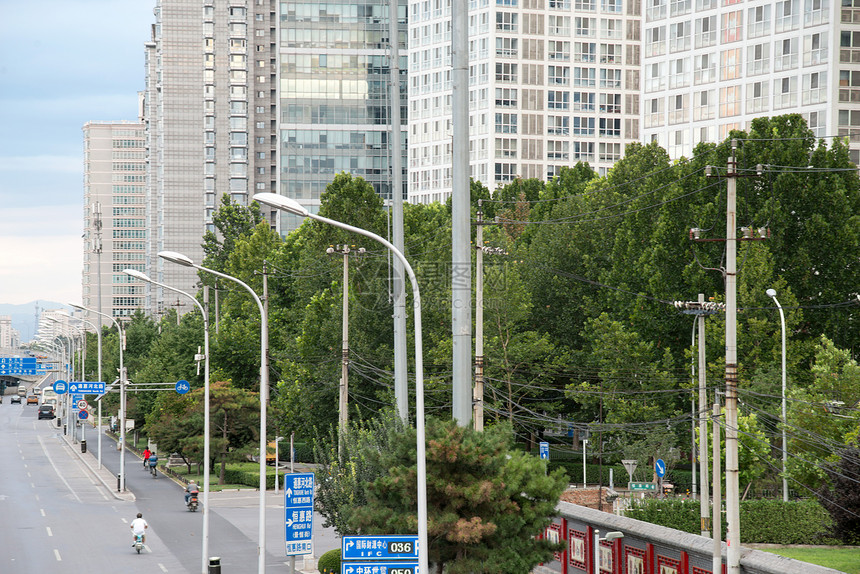 北京城市道路和商务办公楼图片