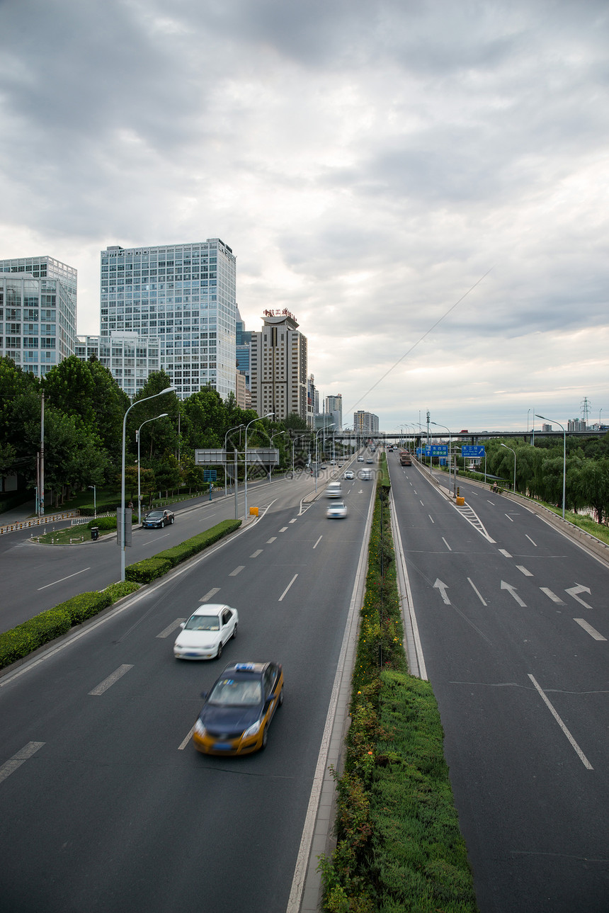 北京的城市街道和高楼图片