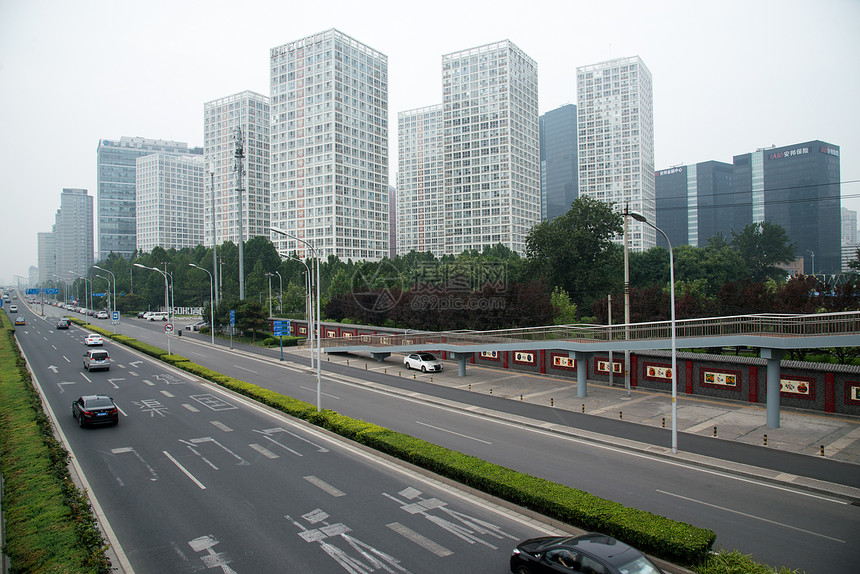 北京城市道路和商务办公楼图片