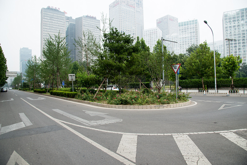 北京城市道路和商务办公楼图片