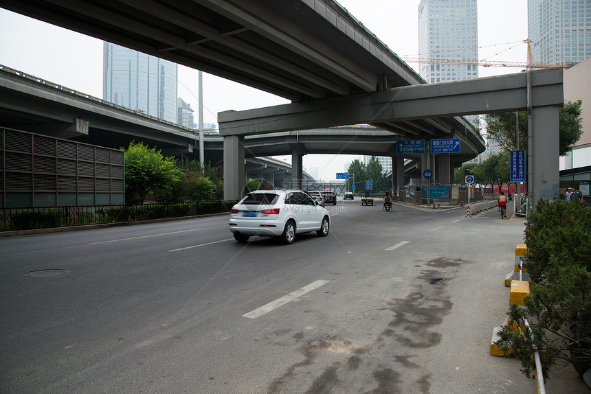 北京商务办公楼和道路图片