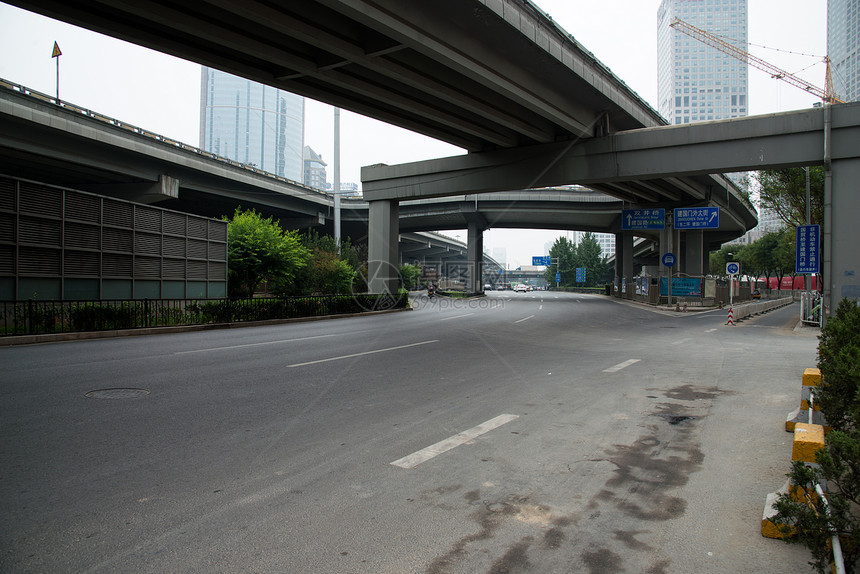 北京商务办公楼和道路图片