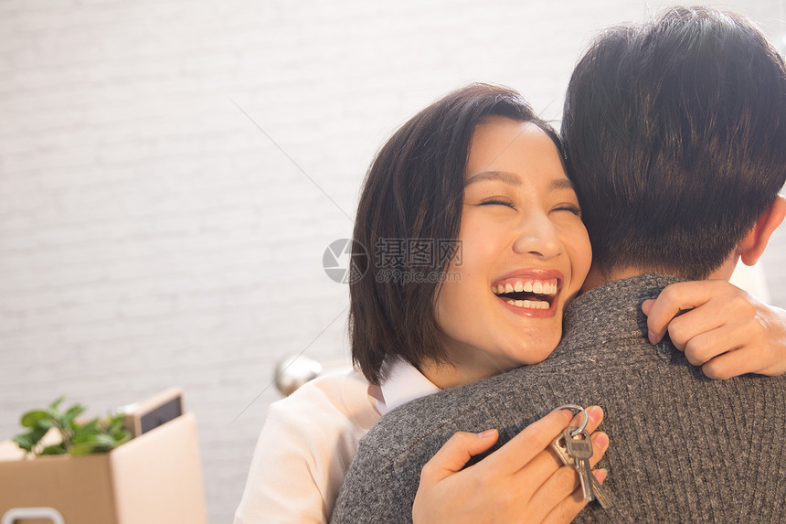房屋家庭青年伴侣年轻夫妇拥抱图片