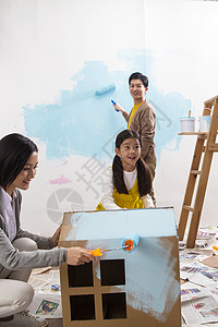 亚洲20多岁女人快乐家庭装修房子背景图片