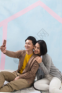 摄影丈夫享乐年轻夫妇用手机拍照图片