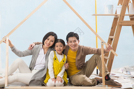 涂料亚洲成年人快乐家庭装修房子背景图片
