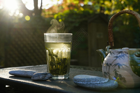 庭院中喝茶背景图片