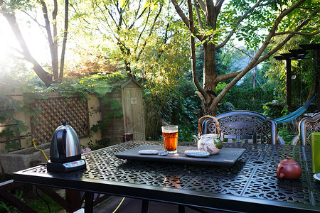 私家花园居住区健康生活方式茶杯高清图片