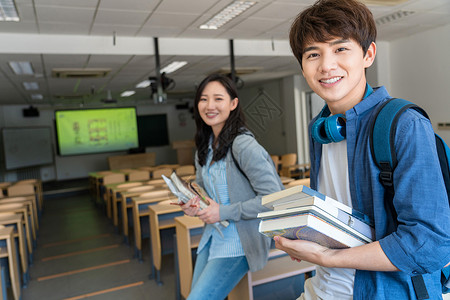 青年大学生在教室里学习图片