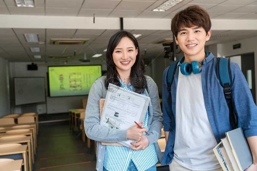 大学生在教室里学习图片