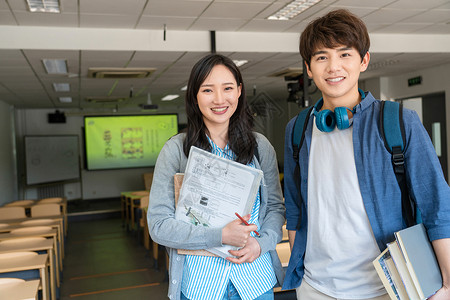 大学生在教室里学习图片