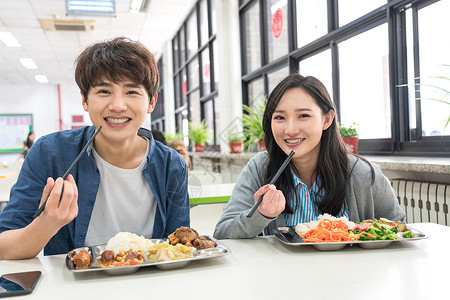 成年学生大学生在食堂里用餐背景