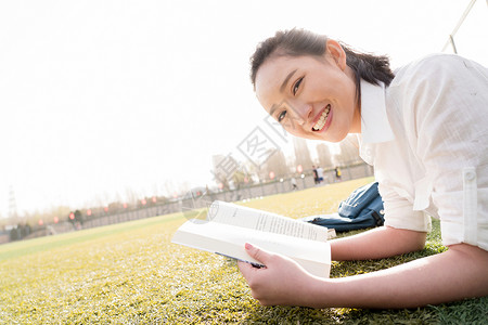 青年女大学生在校园里学习图片