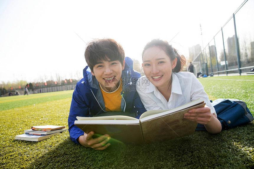 大学生情侣在校园里学习图片