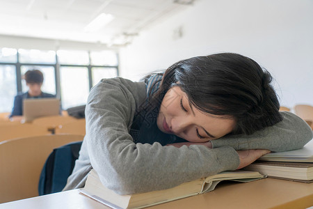 疲劳的大学生在教室里睡觉高清图片