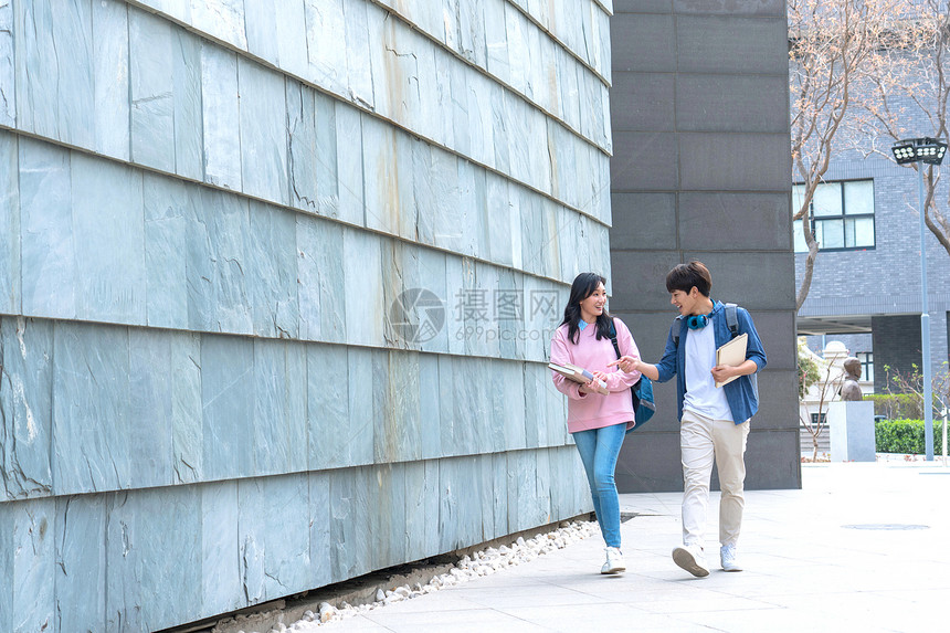大学生情侣在校园里散步图片