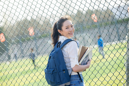 东方人成年学生体育场青年女大学生图片