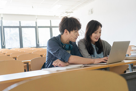 高等教育青年椅子大学生在教室里学习图片