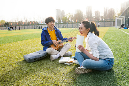 亚洲人水平构图娱乐青年大学生在校园里弹奏吉他图片