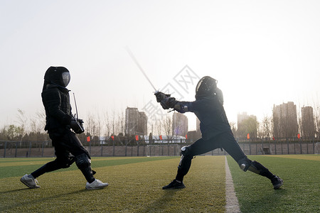 中国剑操场上击剑的大学生背景