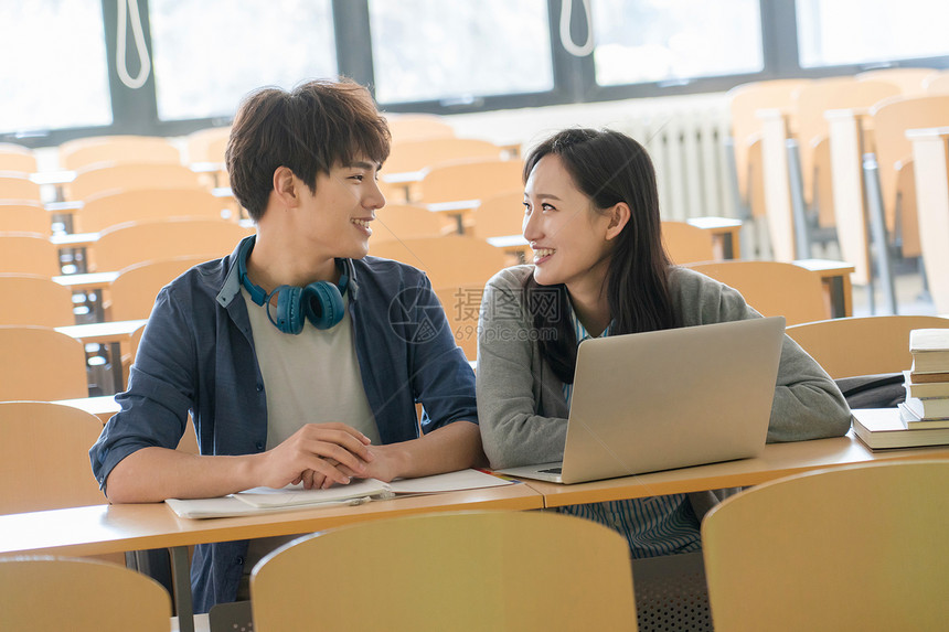 大学生在教室里图片