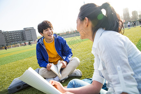 学校讨论草坪青年大学生在校园里学习图片