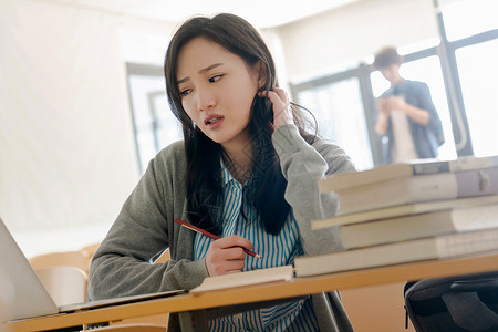 压力户内电脑大学生在教室里学习高清图片