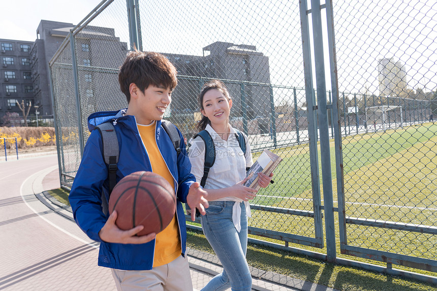 成年人成年学生彩色图片大学生情侣在校园里图片