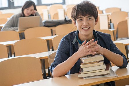 两个人注视镜头椅子大学生在教室里学习图片