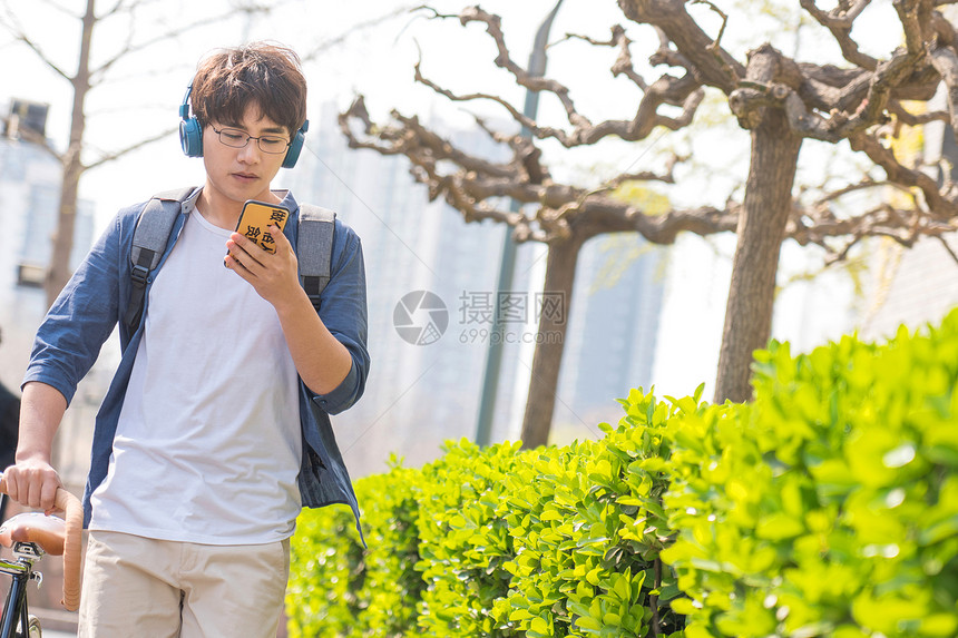 人青年男人微笑大学生在校园里图片