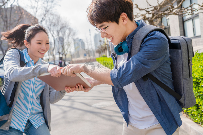 青年男人青年女人女人大学生情侣在校园里图片