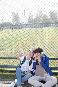 互联网微笑快乐的青年大学生情侣图片