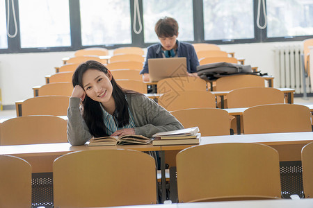 笔记本高等水平构图青年文化电脑大学生在教室里学习背景