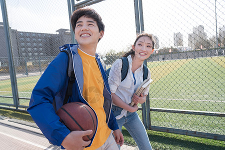 人休闲青年大学生情侣在校园里图片