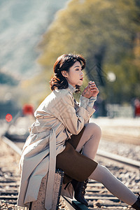 魅力火车站图片视觉效果青年女人坐在铁轨上图片