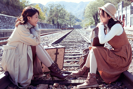 环境保护火车站郊游青年闺蜜坐在铁轨上图片