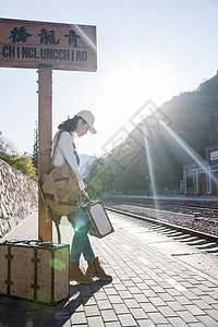 视觉标志怀旧标识牌图片视觉效果青年女人站在火车站站台上背景