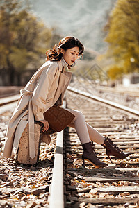 享乐郊游站台青年女人坐在铁轨上图片