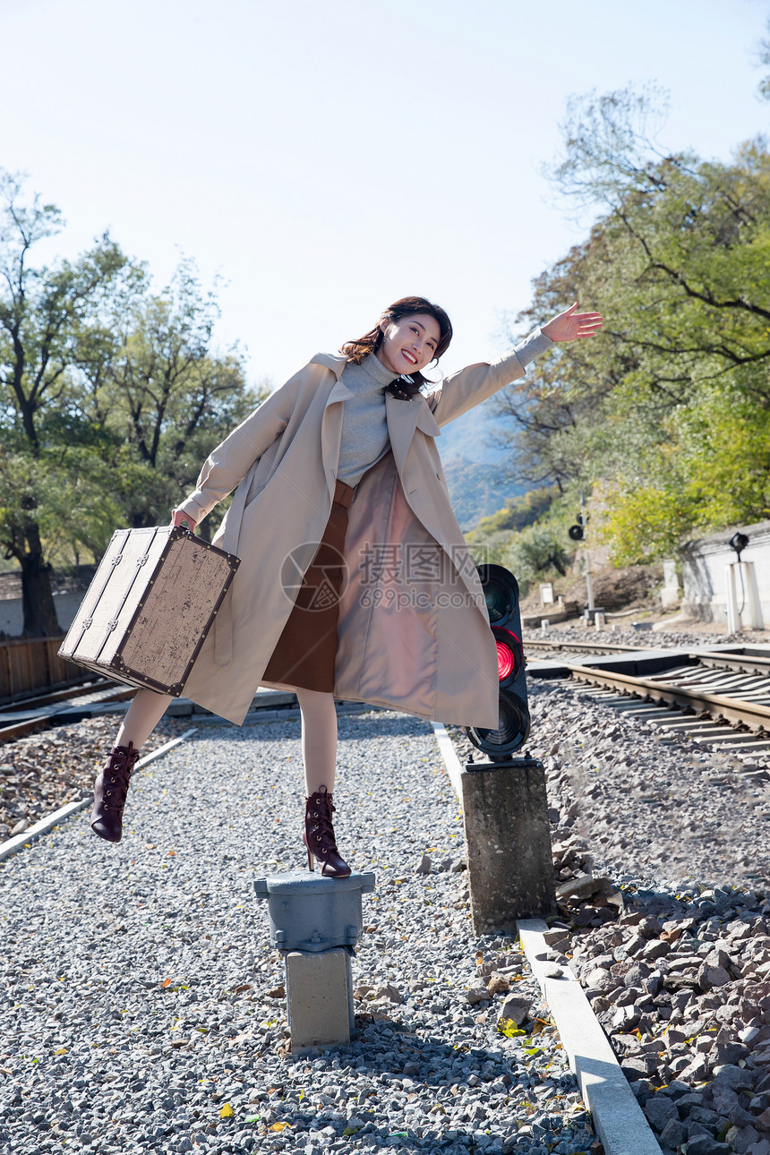 图片视觉效果旅行者红灯青年女人走在铁轨上图片