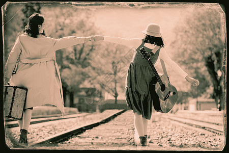 优雅休闲活动亚洲人青年闺蜜手牵手走在铁轨上图片