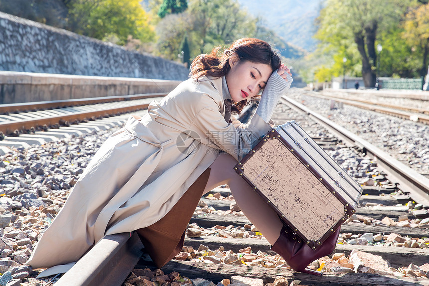 非都市风光旅行者图片视觉效果青年女人坐在铁轨上图片