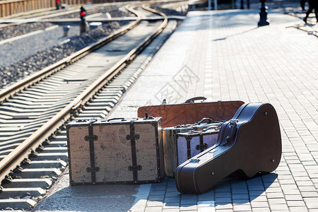 铁路文化非都市风光郊区乐器铁轨旁边的旅行箱背景