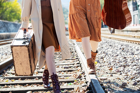 复古怀旧高雅青年女人走在铁轨上图片