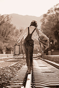 享乐青年人年代青年女人在铁轨上行走图片
