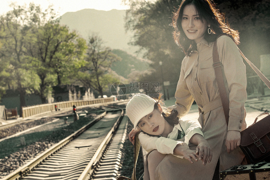 图片视觉效果铁道20多岁青年闺蜜坐在火车站站台旁图片