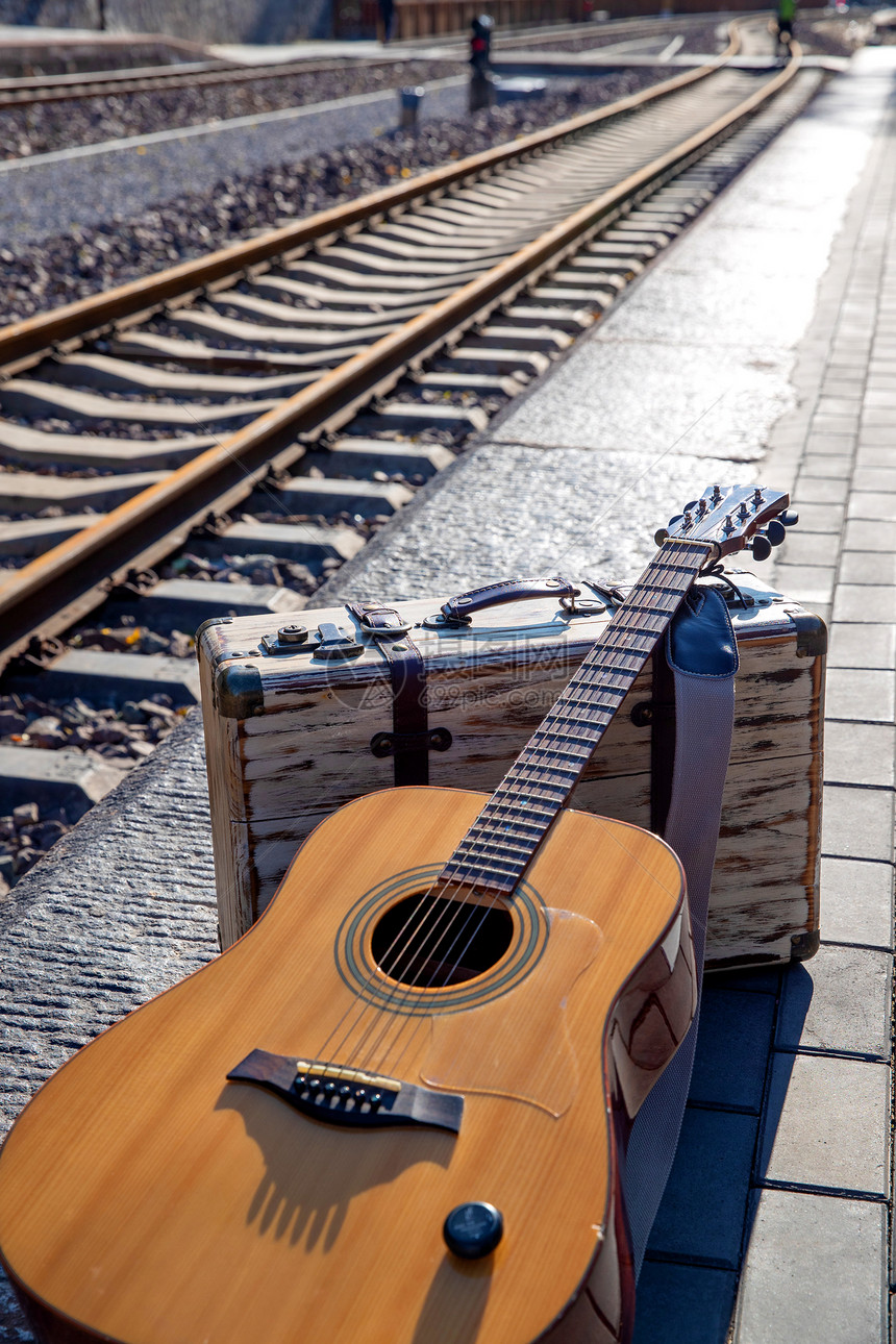 非都市风光白昼铁道铁轨旁边的吉他和旅行箱图片
