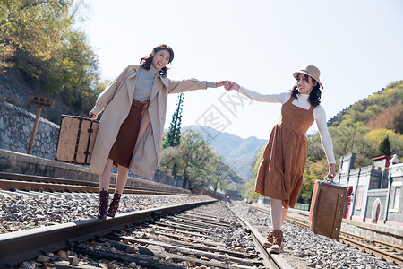 水平构图旅行旅途青年闺蜜手牵手走在铁轨上图片